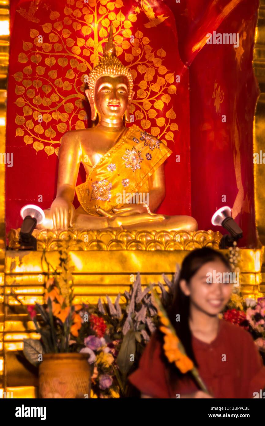 Statue di Buddha, immagini e templi in Thailandia. Collezione di arte e sculture buddiste tailandese. Sacro Dio. Immagini di Buddha per Meditazione e Spiritualità Foto Stock