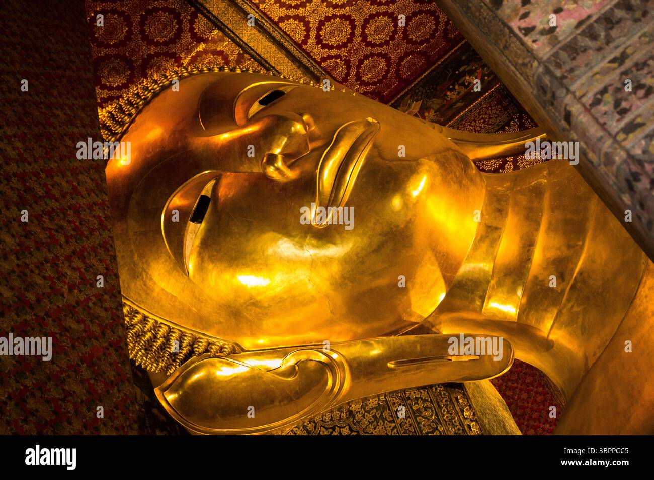 Statue di Buddha, immagini e templi in Thailandia. Collezione di arte e sculture buddiste tailandese. Sacro Dio. Immagini di Buddha per Meditazione e Spiritualità Foto Stock
