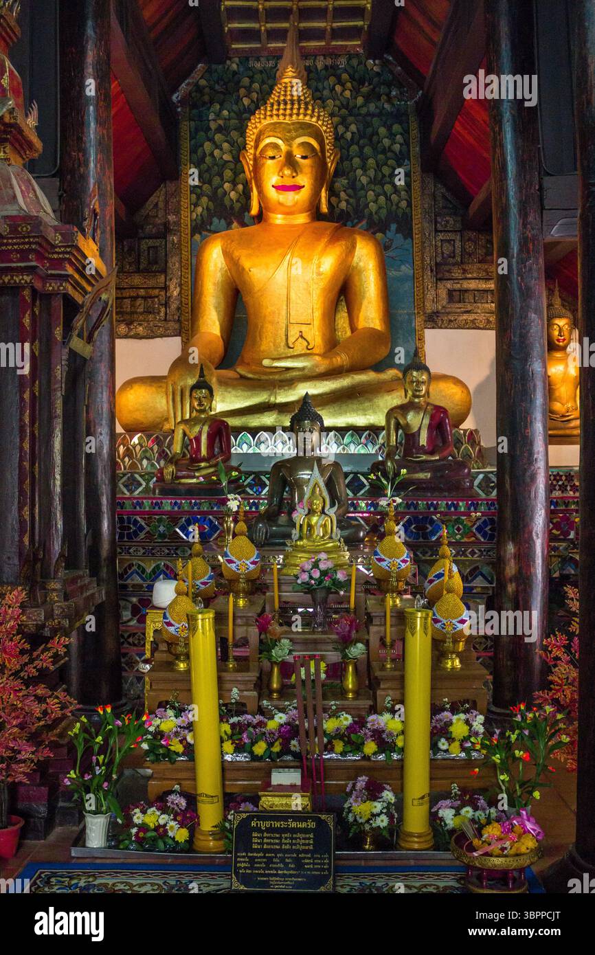 Statue di Buddha, immagini e templi in Thailandia. Collezione di arte e sculture buddiste tailandese. Sacro Dio. Immagini di Buddha per Meditazione e Spiritualità Foto Stock