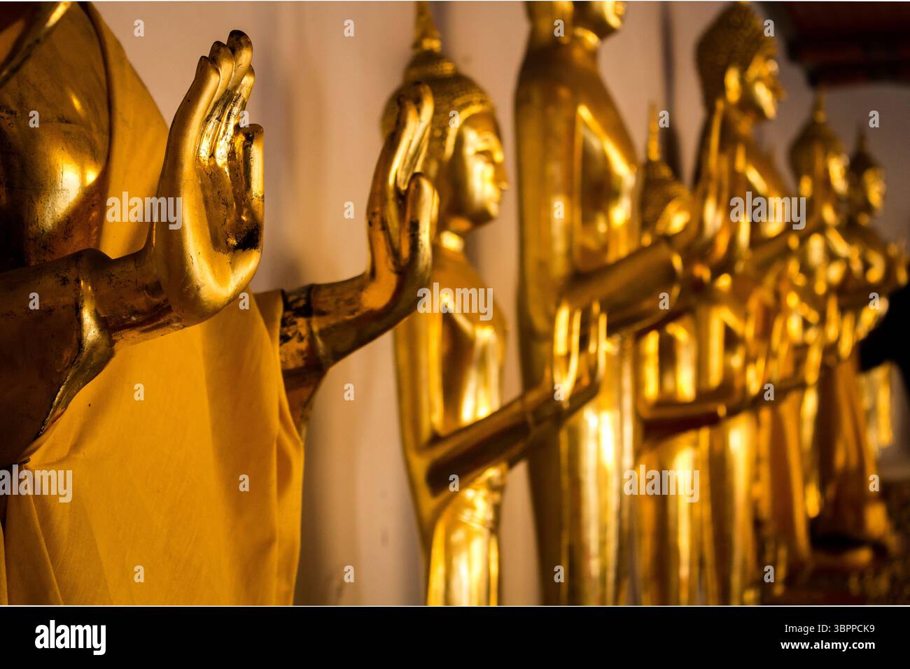 Statue di Buddha, immagini e templi in Thailandia. Collezione di arte e sculture buddiste tailandese. Sacro Dio. Immagini di Buddha per Meditazione e Spiritualità Foto Stock