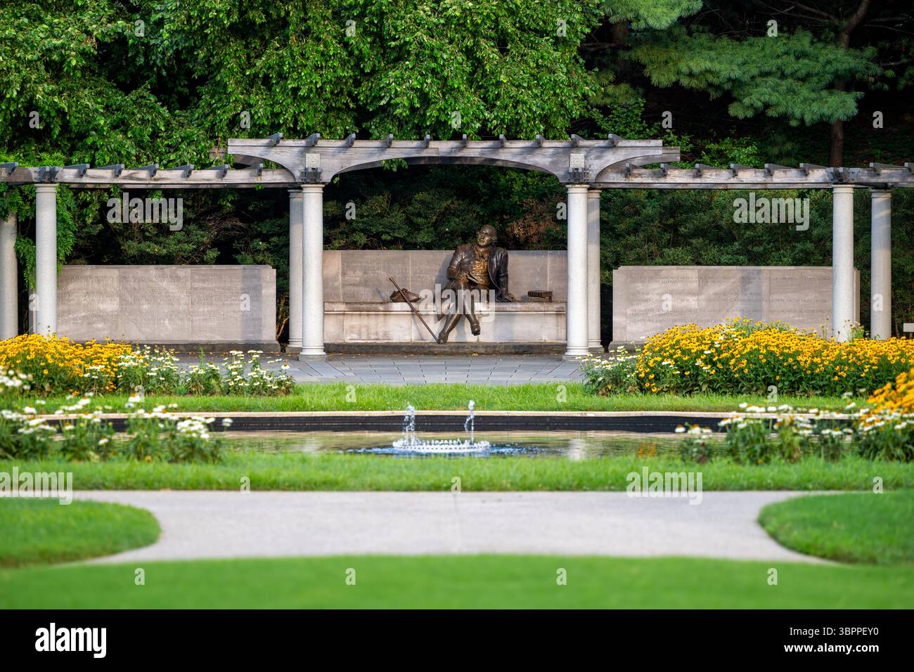 WASHINGTON DC - il George Mason Memorial onora lo statista e filosofo politico della Virginia che ha scritto la dichiarazione dei diritti della Virginia nel 1776. Il lavoro di Mason influenzò significativamente la Bill of Rights e le protezioni costituzionali per le libertà individuali negli Stati Uniti. Il memoriale presenta una statua di bronzo di Mason seduta in contemplazione, circondata da iscrizioni dei suoi scritti più influenti. Situato lungo il bacino di Tidal vicino al Jefferson Memorial, il memoriale fu dedicato nel 2002 dopo decenni di sforzi di difesa. Il sito include giardini paesaggistici e pietra W Foto Stock