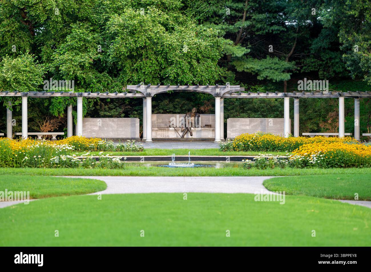 WASHINGTON DC - il George Mason Memorial onora lo statista e filosofo politico della Virginia che ha scritto la dichiarazione dei diritti della Virginia nel 1776. Il lavoro di Mason influenzò significativamente la Bill of Rights e le protezioni costituzionali per le libertà individuali negli Stati Uniti. Il memoriale presenta una statua di bronzo di Mason seduta in contemplazione, circondata da iscrizioni dei suoi scritti più influenti. Situato lungo il bacino di Tidal vicino al Jefferson Memorial, il memoriale fu dedicato nel 2002 dopo decenni di sforzi di difesa. Il sito include giardini paesaggistici e pietra W Foto Stock