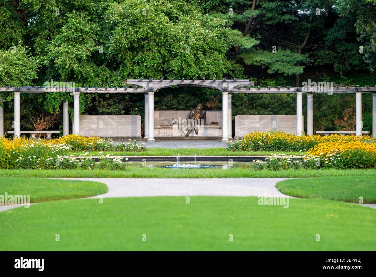WASHINGTON DC - il George Mason Memorial onora lo statista e filosofo politico della Virginia che ha scritto la dichiarazione dei diritti della Virginia nel 1776. Il lavoro di Mason influenzò significativamente la Bill of Rights e le protezioni costituzionali per le libertà individuali negli Stati Uniti. Il memoriale presenta una statua di bronzo di Mason seduta in contemplazione, circondata da iscrizioni dei suoi scritti più influenti. Situato lungo il bacino di Tidal vicino al Jefferson Memorial, il memoriale fu dedicato nel 2002 dopo decenni di sforzi di difesa. Il sito include giardini paesaggistici e pietra W Foto Stock