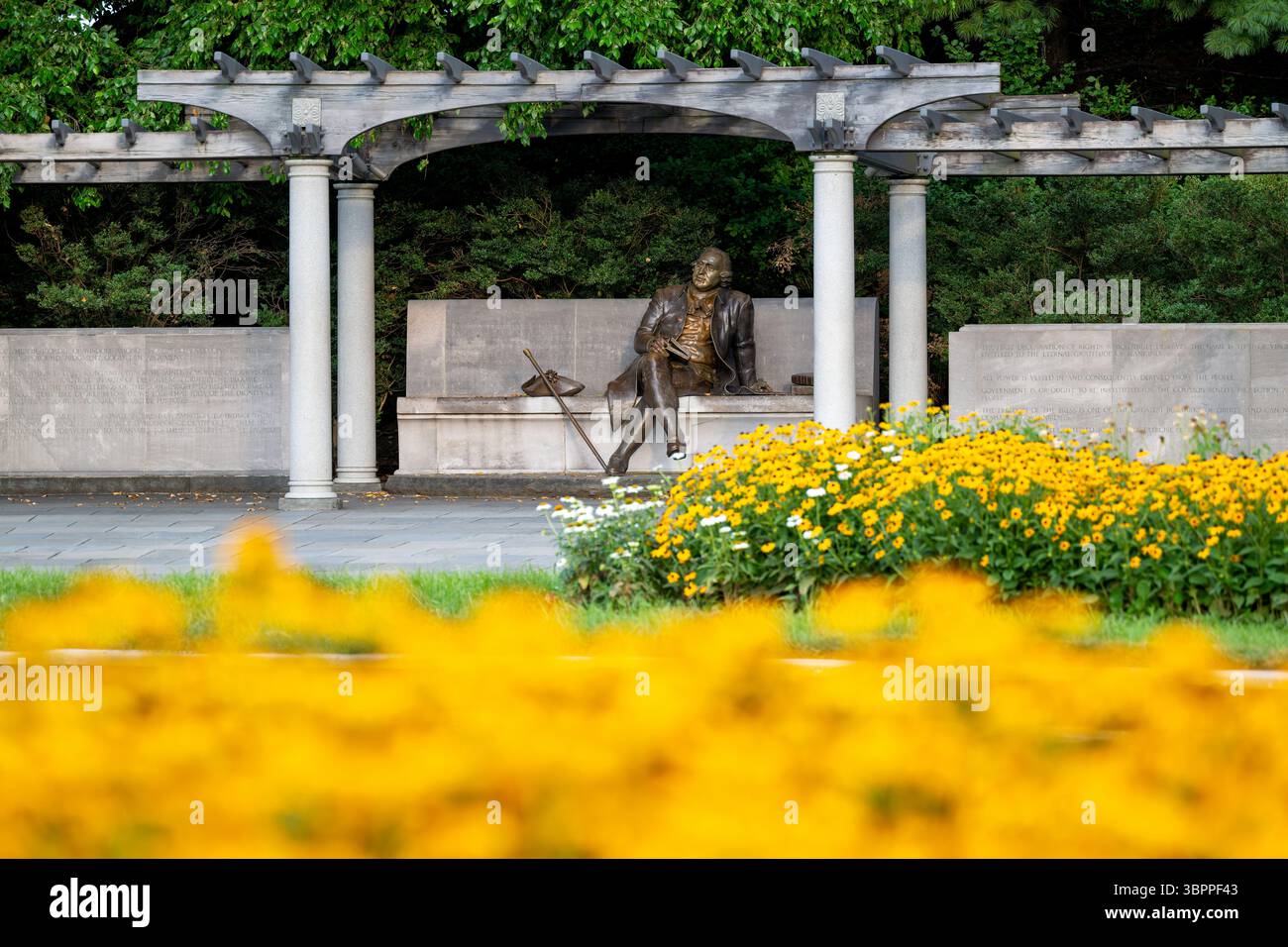 WASHINGTON DC - il George Mason Memorial onora lo statista e filosofo politico della Virginia che ha scritto la dichiarazione dei diritti della Virginia nel 1776. Il lavoro di Mason influenzò significativamente la Bill of Rights e le protezioni costituzionali per le libertà individuali negli Stati Uniti. Il memoriale presenta una statua di bronzo di Mason seduta in contemplazione, circondata da iscrizioni dei suoi scritti più influenti. Situato lungo il bacino di Tidal vicino al Jefferson Memorial, il memoriale fu dedicato nel 2002 dopo decenni di sforzi di difesa. Il sito include giardini paesaggistici e pietra W Foto Stock