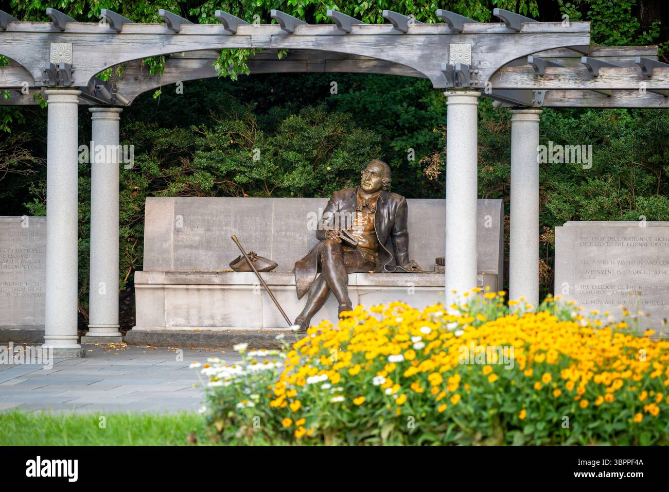 WASHINGTON DC - il George Mason Memorial onora lo statista e filosofo politico della Virginia che ha scritto la dichiarazione dei diritti della Virginia nel 1776. Il lavoro di Mason influenzò significativamente la Bill of Rights e le protezioni costituzionali per le libertà individuali negli Stati Uniti. Il memoriale presenta una statua di bronzo di Mason seduta in contemplazione, circondata da iscrizioni dei suoi scritti più influenti. Situato lungo il bacino di Tidal vicino al Jefferson Memorial, il memoriale fu dedicato nel 2002 dopo decenni di sforzi di difesa. Il sito include giardini paesaggistici e pietra W Foto Stock