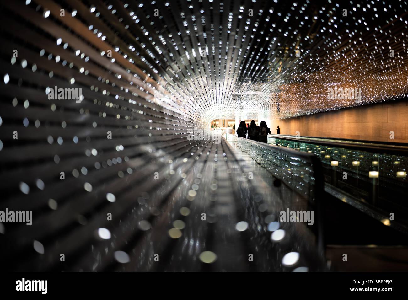 National Gallery of Art Multiverse Light Installation Washington DC // WASHINGTON DC — Multiverse, un'installazione di luci a LED su larga scala dell'artista americano Leo Villareal, illumina la passerella Concourse lunga 200 metri che collega gli edifici est e ovest della National Gallery of Art Creata nel 2008, la grafica coinvolgente include circa 41.000 nodi LED programmati dal computer disposti in più fili che creano schemi di luce in continuo cambiamento. La sofisticata programmazione dell'installazione incorpora sia sequenze predeterminate che elementi casuali, garantendo ai visitatori di rado la possibilità di espandersi Foto Stock