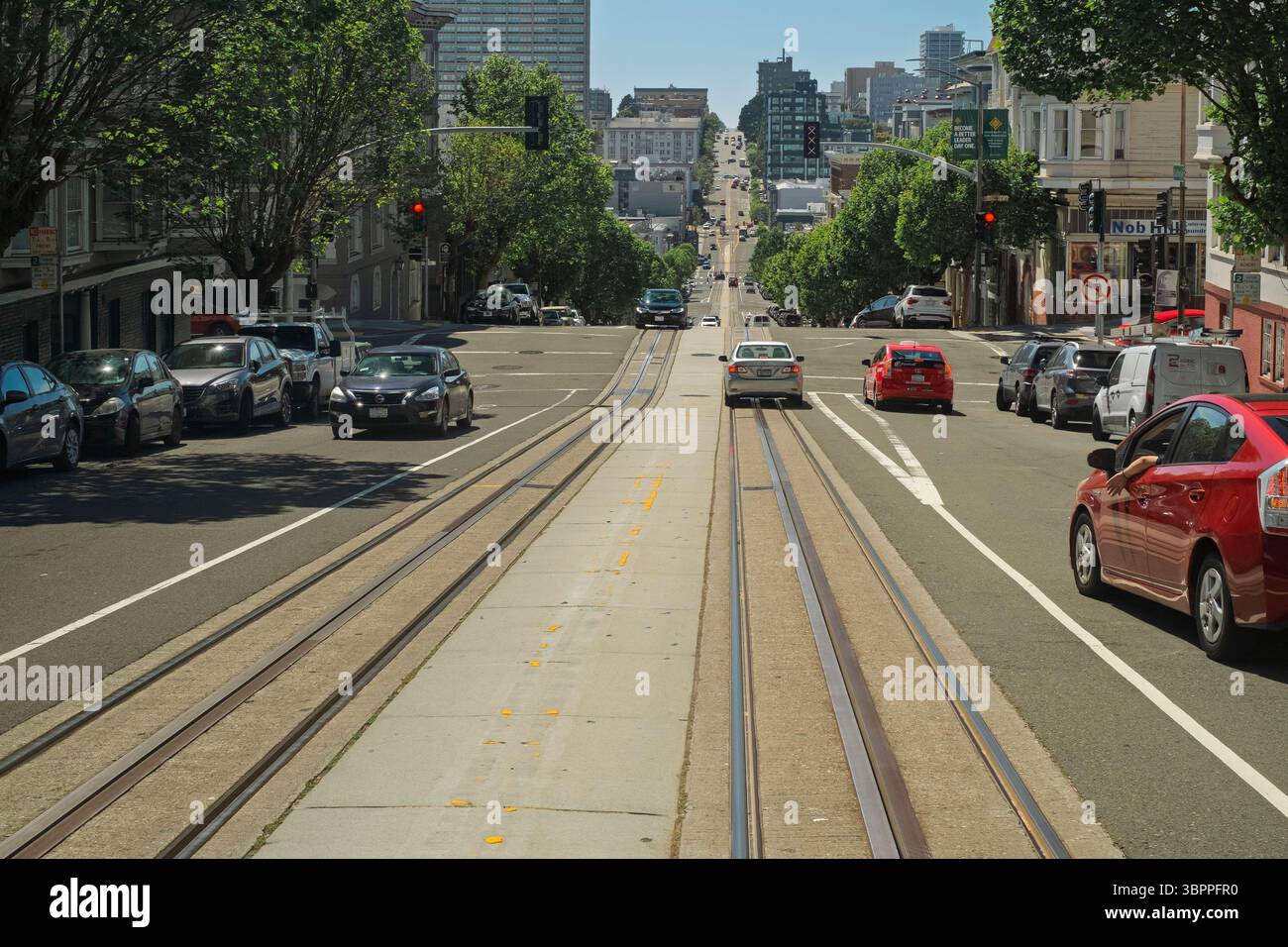 San Francisco, California, Stati Uniti. 23 aprile 2019. California Street, un famoso percorso con percorsi pubblici visibili che mostrano gli storici della città Foto Stock