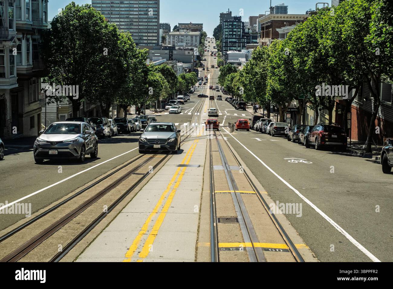 San Francisco, California, Stati Uniti. 23 aprile 2019. California Street, un famoso percorso con percorsi pubblici visibili che mostrano gli storici della città Foto Stock