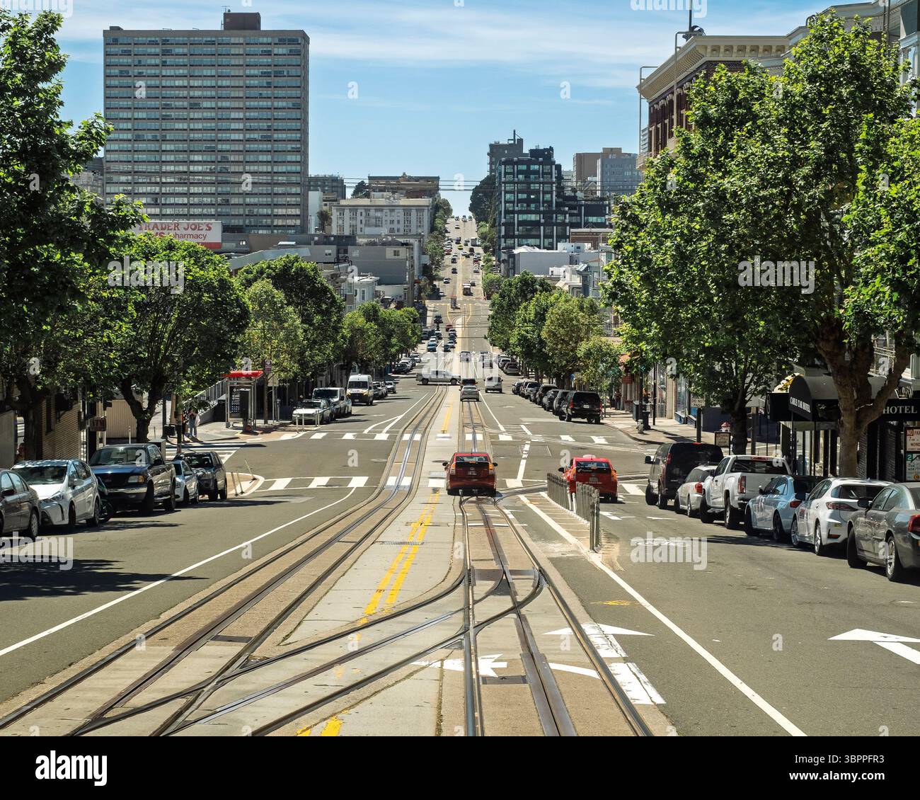 San Francisco, California, Stati Uniti. 23 aprile 2019. California Street, un famoso percorso con percorsi pubblici visibili che mostrano gli storici della città Foto Stock