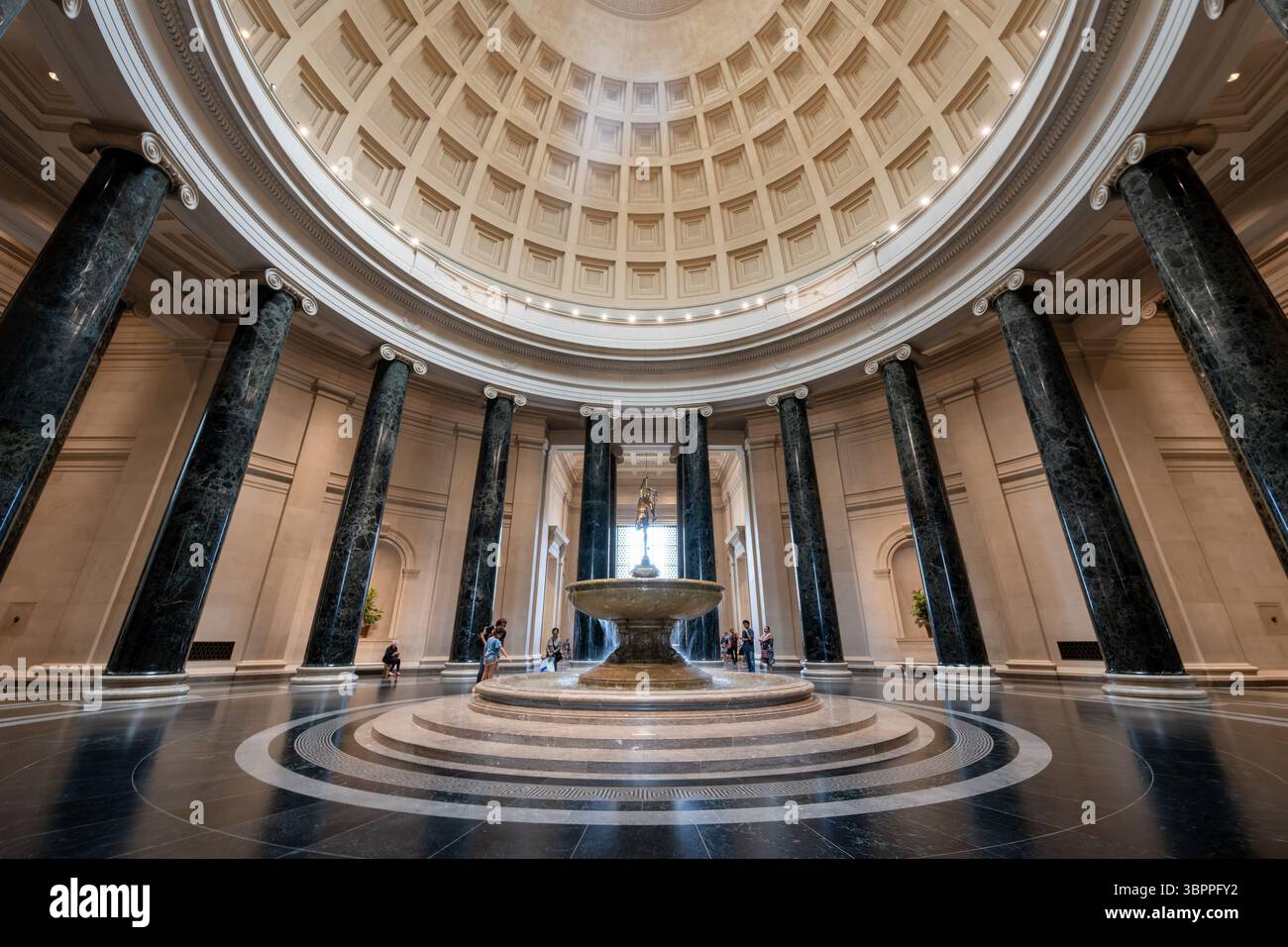 National Gallery of Art Rotunda Washington DC // WASHINGTON DC - la rotunda principale della National Gallery of Art presenta un grande design neoclassico con un alto soffitto a cupola. Situata nel West Building, progettata dall'architetto John Russell Pope e aperta al pubblico nel 1941, la rotonda funge da elemento architettonico centrale del museo. Lo spazio collega le varie ali espositive della galleria e fornisce ai visitatori una drammatica introduzione alla vasta collezione di arte europea e americana del museo. La National Gallery of Art si trova sul National mal Foto Stock