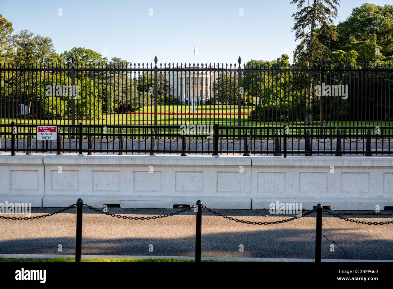 WASHINGTON DC - il White House South Lawn e il South Portico sono visibili attraverso la recinzione di sicurezza, vista dall'Ellisse. L'iconico palazzo neoclassico, che è servito come residenza ufficiale e luogo di lavoro del Presidente degli Stati Uniti dal 1800, presenta il caratteristico portico meridionale colonnato che è stato aggiunto all'edificio nel 1824. Il South Lawn si estende dalla Casa Bianca all'Ellipse, un parco di 52 acri che funge da spazio pubblico di ritrovo. La recinzione di sicurezza circonda il complesso della Casa Bianca come parte di ampie misure di sicurezza che proteggono la residenza presidenziale. Foto Stock