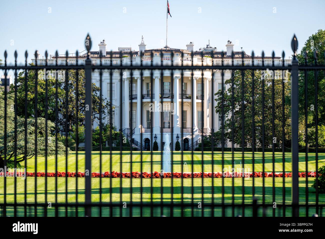 WASHINGTON DC - il White House South Lawn e il South Portico sono visibili attraverso la recinzione di sicurezza, vista dall'Ellisse. L'iconico palazzo neoclassico, che è servito come residenza ufficiale e luogo di lavoro del Presidente degli Stati Uniti dal 1800, presenta il caratteristico portico meridionale colonnato che è stato aggiunto all'edificio nel 1824. Il South Lawn si estende dalla Casa Bianca all'Ellipse, un parco di 52 acri che funge da spazio pubblico di ritrovo. La recinzione di sicurezza circonda il complesso della Casa Bianca come parte di ampie misure di sicurezza che proteggono la residenza presidenziale. Foto Stock