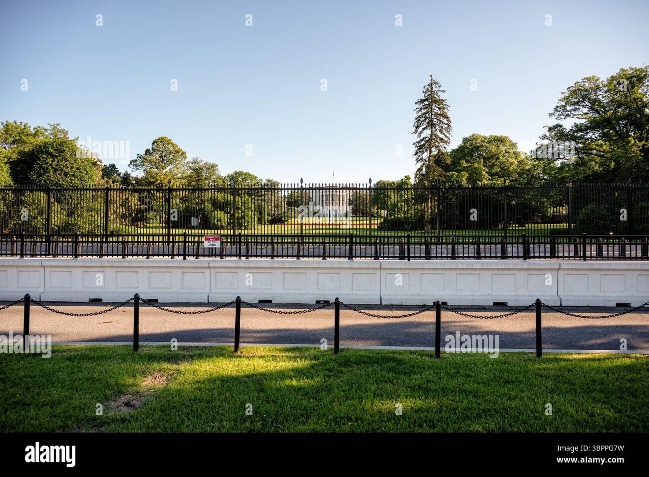 WASHINGTON DC - il White House South Lawn e il South Portico sono visibili attraverso la recinzione di sicurezza, vista dall'Ellisse. L'iconico palazzo neoclassico, che è servito come residenza ufficiale e luogo di lavoro del Presidente degli Stati Uniti dal 1800, presenta il caratteristico portico meridionale colonnato che è stato aggiunto all'edificio nel 1824. Il South Lawn si estende dalla Casa Bianca all'Ellipse, un parco di 52 acri che funge da spazio pubblico di ritrovo. La recinzione di sicurezza circonda il complesso della Casa Bianca come parte di ampie misure di sicurezza che proteggono la residenza presidenziale. Foto Stock