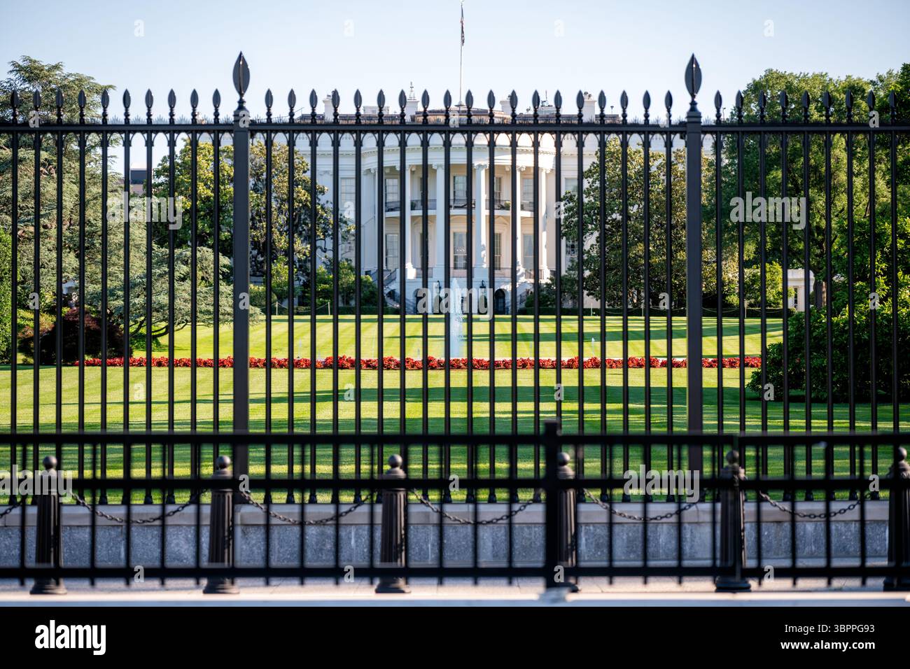 WASHINGTON DC - il White House South Lawn e il South Portico sono visibili attraverso la recinzione di sicurezza, vista dall'Ellisse. L'iconico palazzo neoclassico, che è servito come residenza ufficiale e luogo di lavoro del Presidente degli Stati Uniti dal 1800, presenta il caratteristico portico meridionale colonnato che è stato aggiunto all'edificio nel 1824. Il South Lawn si estende dalla Casa Bianca all'Ellipse, un parco di 52 acri che funge da spazio pubblico di ritrovo. La recinzione di sicurezza circonda il complesso della Casa Bianca come parte di ampie misure di sicurezza che proteggono la residenza presidenziale. Foto Stock