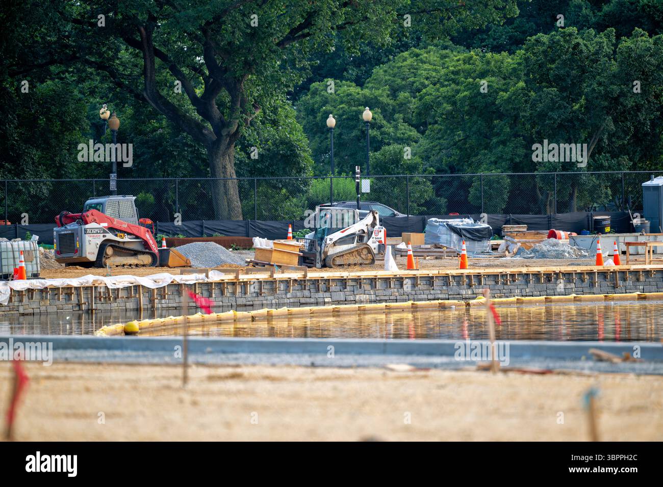 WASHINGTON DC - i lavori di costruzione progrediscono sul progetto Tidal Basin Seawall il 7 luglio 2025. Questo è guardando dalla banca Jefferson Mmeorial, nell'area dove Stumpy si trovava, un'area particolarmente soggetta a inondazioni. Il progetto affronta le preoccupazioni in corso sul deterioramento delle infrastrutture intorno al bacino di Tidal, un bacino artificiale nel West Potomac Park che è stato completato nel 1897. La ricostruzione della diga fa parte di un più ampio sforzo per preservare l'area circostante il Jefferson Memorial e mantenere l'integrità strutturale di uno dei luoghi di interesse più visitati di Washington. Il Foto Stock