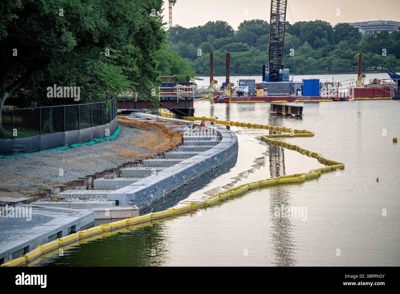 WASHINGTON DC - i lavori di costruzione progrediscono sul progetto Tidal Basin Seawall il 7 luglio 2025. Questa è la sezione appena a sud del FDR Memorial, guardando da Inlet Bridge in direzione del MLK Memorial. Il progetto affronta le preoccupazioni in corso sul deterioramento delle infrastrutture intorno al bacino di Tidal, un bacino artificiale nel West Potomac Park che è stato completato nel 1897. La ricostruzione della diga fa parte di un più ampio sforzo per preservare l'area circostante il Jefferson Memorial e mantenere l'integrità strutturale di uno dei luoghi di interesse più visitati di Washington. Il bacino Tidal i Foto Stock