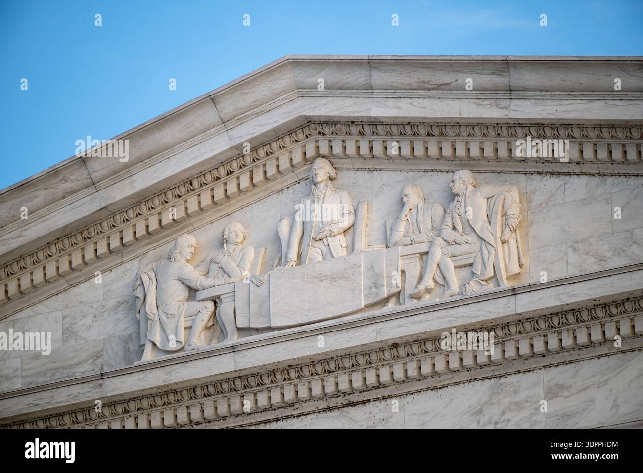 WASHINGTON DC — la scultura frontone adorna il portico nord del Thomas Jefferson Memorial, raffigurante Jefferson che presenta la dichiarazione di indipendenza a Benjamin Franklin e John Adams. Creato dallo scultore Adolph Alexander Weinman, il rilievo fu completato nel 1943 come parte della costruzione originale del monumento. Il memoriale neoclassico, progettato da John Russell Pope, è stato dedicato nel 1943 per onorare il terzo presidente degli Stati Uniti e autore principale della dichiarazione di indipendenza. Il memoriale è situato sul bacino delle Tidal nel West Potomac Park ed è gestito dal National Park se Foto Stock