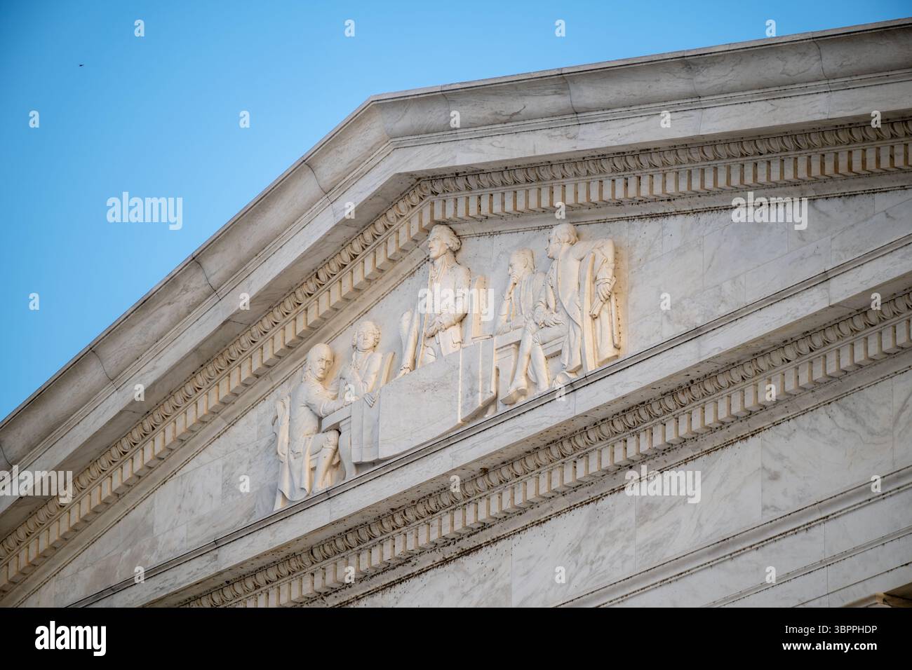WASHINGTON DC — la scultura frontone adorna il portico nord del Thomas Jefferson Memorial, raffigurante Jefferson che presenta la dichiarazione di indipendenza a Benjamin Franklin e John Adams. Creato dallo scultore Adolph Alexander Weinman, il rilievo fu completato nel 1943 come parte della costruzione originale del monumento. Il memoriale neoclassico, progettato da John Russell Pope, è stato dedicato nel 1943 per onorare il terzo presidente degli Stati Uniti e autore principale della dichiarazione di indipendenza. Il memoriale è situato sul bacino delle Tidal nel West Potomac Park ed è gestito dal National Park se Foto Stock
