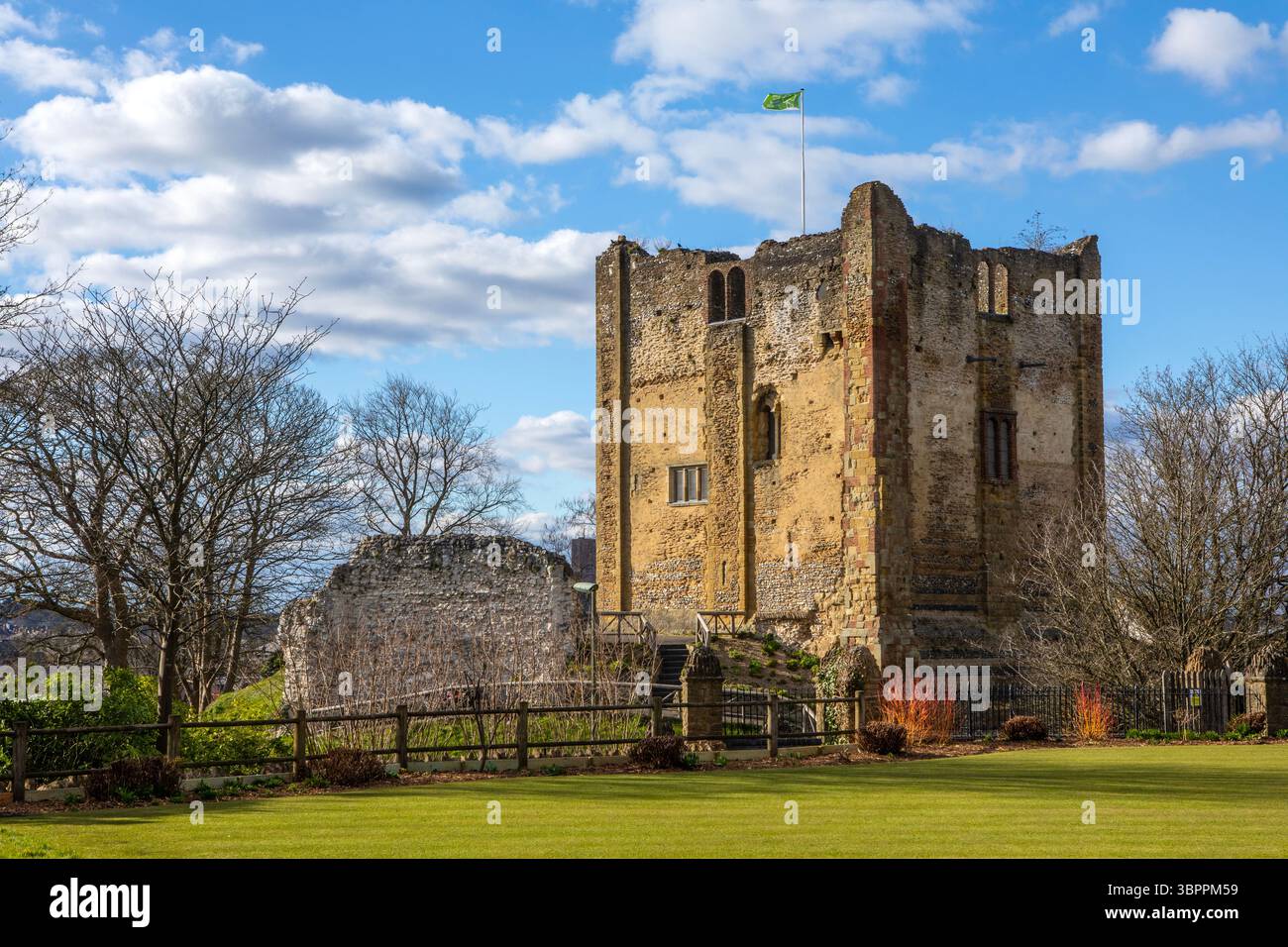 Vista sul campo da bowling nella città di Guildford nel Surrey, Regno Unito, guardando verso lo storico castello di Guildford. Foto Stock
