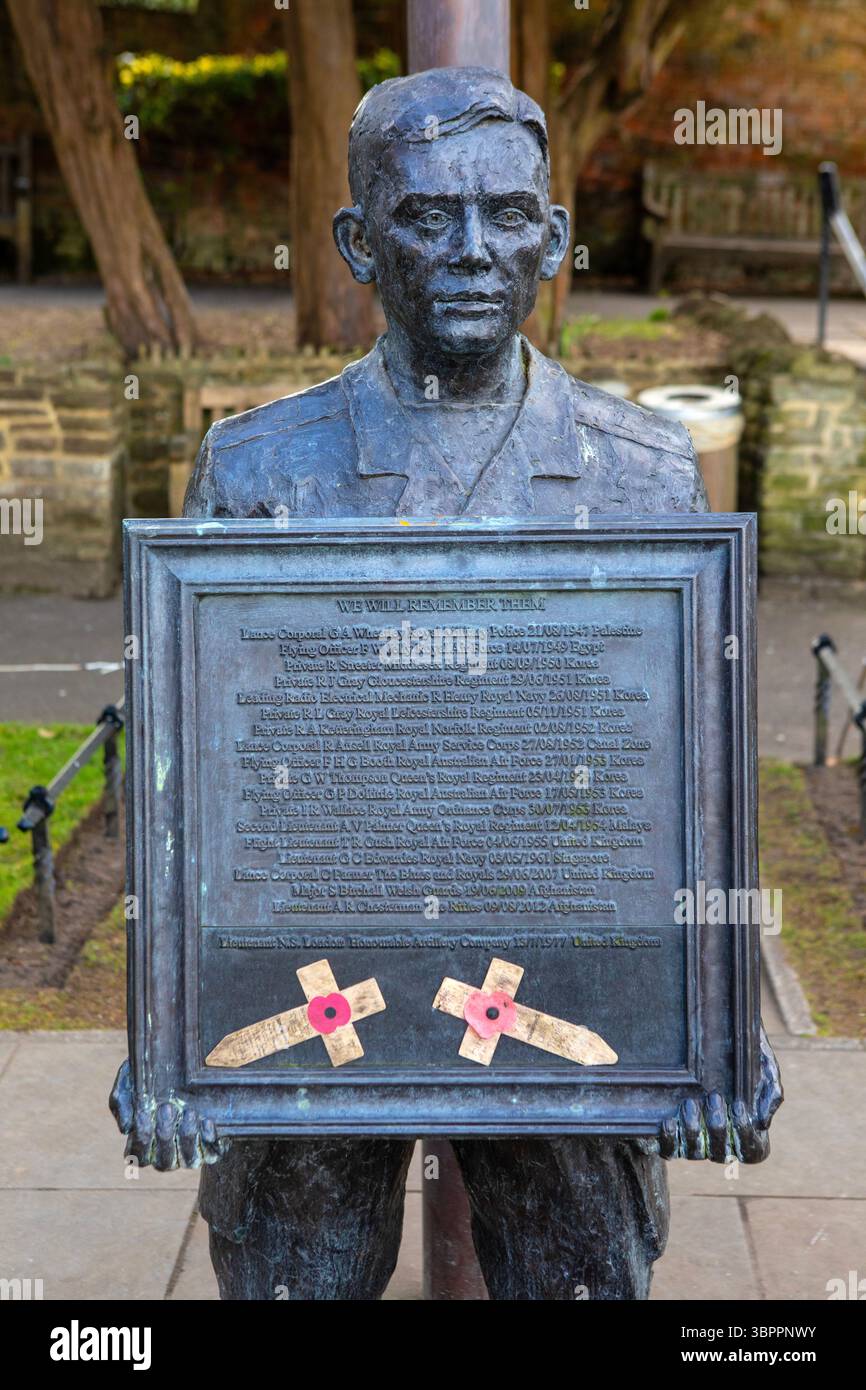 Guildford, Regno Unito - 15 marzo 2025: Memoriale post-WW2 a Guildford, Surrey, in commemorazione di coloro che sono stati uccisi in un conflitto Foto Stock