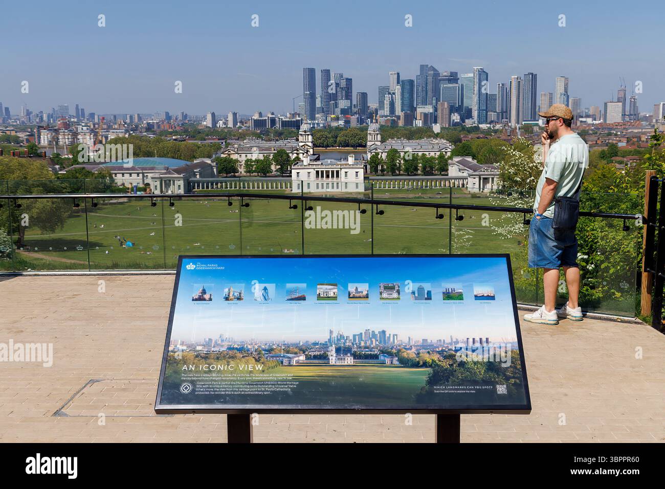 Cartello informativo che mostra lo skyline con i nomi degli edifici, Greenwich, Londra, Inghilterra, Regno Unito Foto Stock