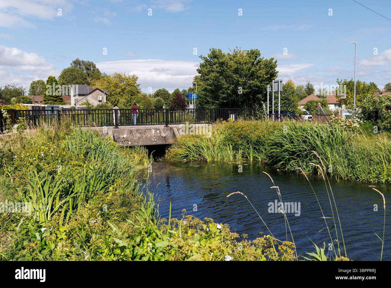 Ponte stradale con apertura bassa che mostra perché non è più navigabile, Monmouthshire e Brecon Canal, Cwmbran, Galles, Regno Unito Foto Stock