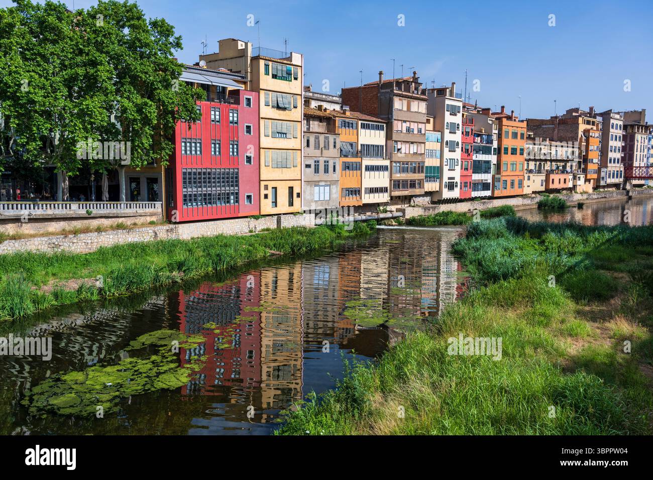 Riflessioni colorate di prima mattina sul fiume Onyar nella città vecchia di Girona, nella regione spagnola della Catalogna Foto Stock