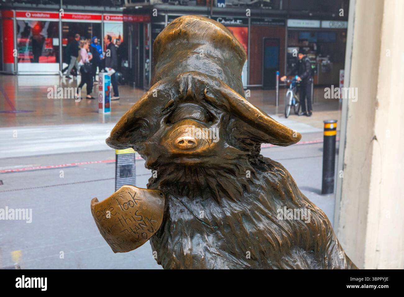 Statua in bronzo dell'orso Paddington alla stazione di Paddington a Londra, Regno Unito. Foto Stock