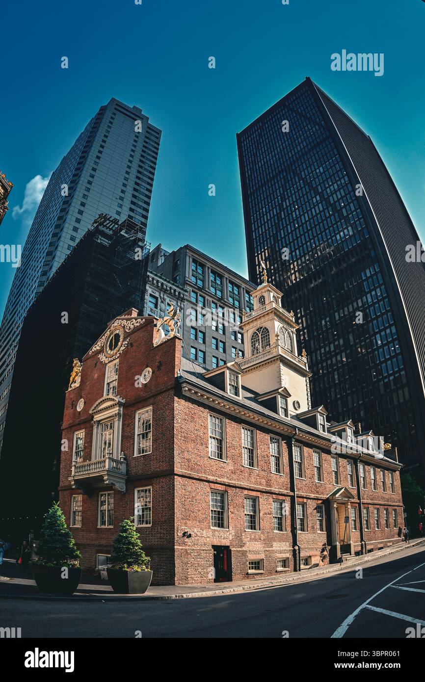 Edificio Old State House con moderni grattacieli nel centro di Boston, Massachusetts, Stati Uniti. Foto Stock