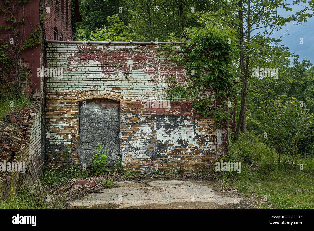 Muro sbriciolato di edificio abbandonato, Rockville Indiana, USA Foto Stock