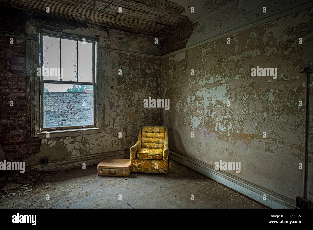 Sedia solitaria con valigia in un edificio abbandonato, Indiana USA Foto Stock