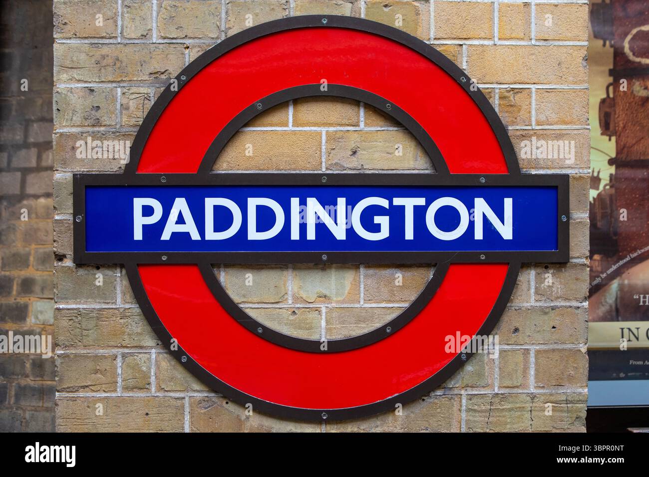 Londra, Regno Unito - 24 marzo 2025: Il cartello di Paddington sulla metropolitana di Londra, Regno Unito. Foto Stock