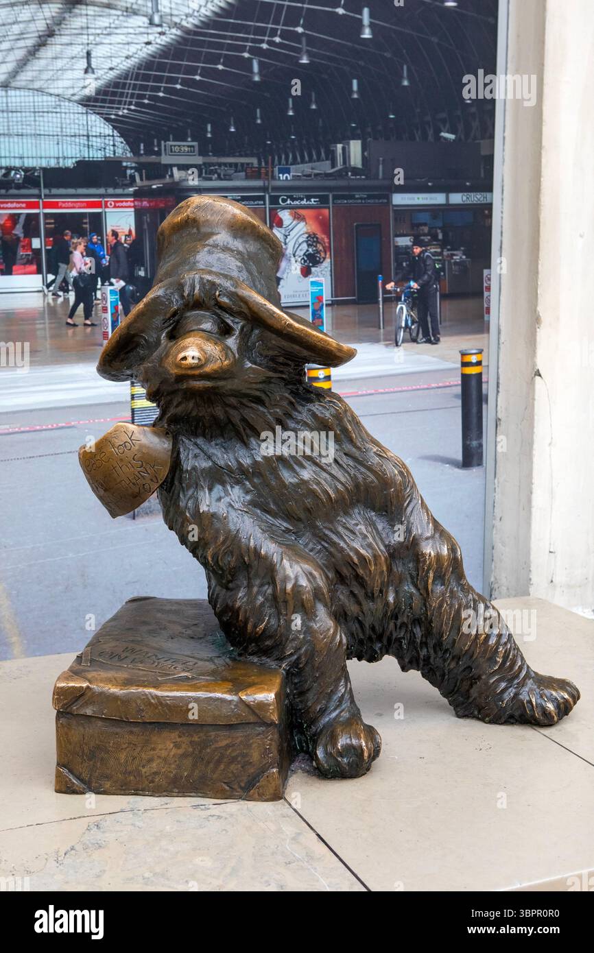Londra, Regno Unito - 24 marzo 2025: Statua in bronzo di Paddington Bear alla stazione di Paddington a Londra, Regno Unito. Foto Stock