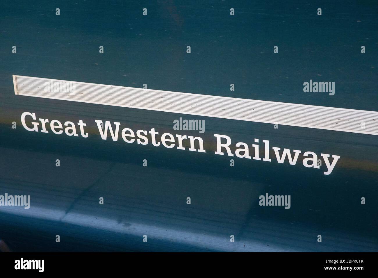 Londra, Regno Unito - 24 marzo 2025: Il logo della Great Western Railway su un vagone ferroviario presso la stazione di Paddington a Londra, Regno Unito. Foto Stock