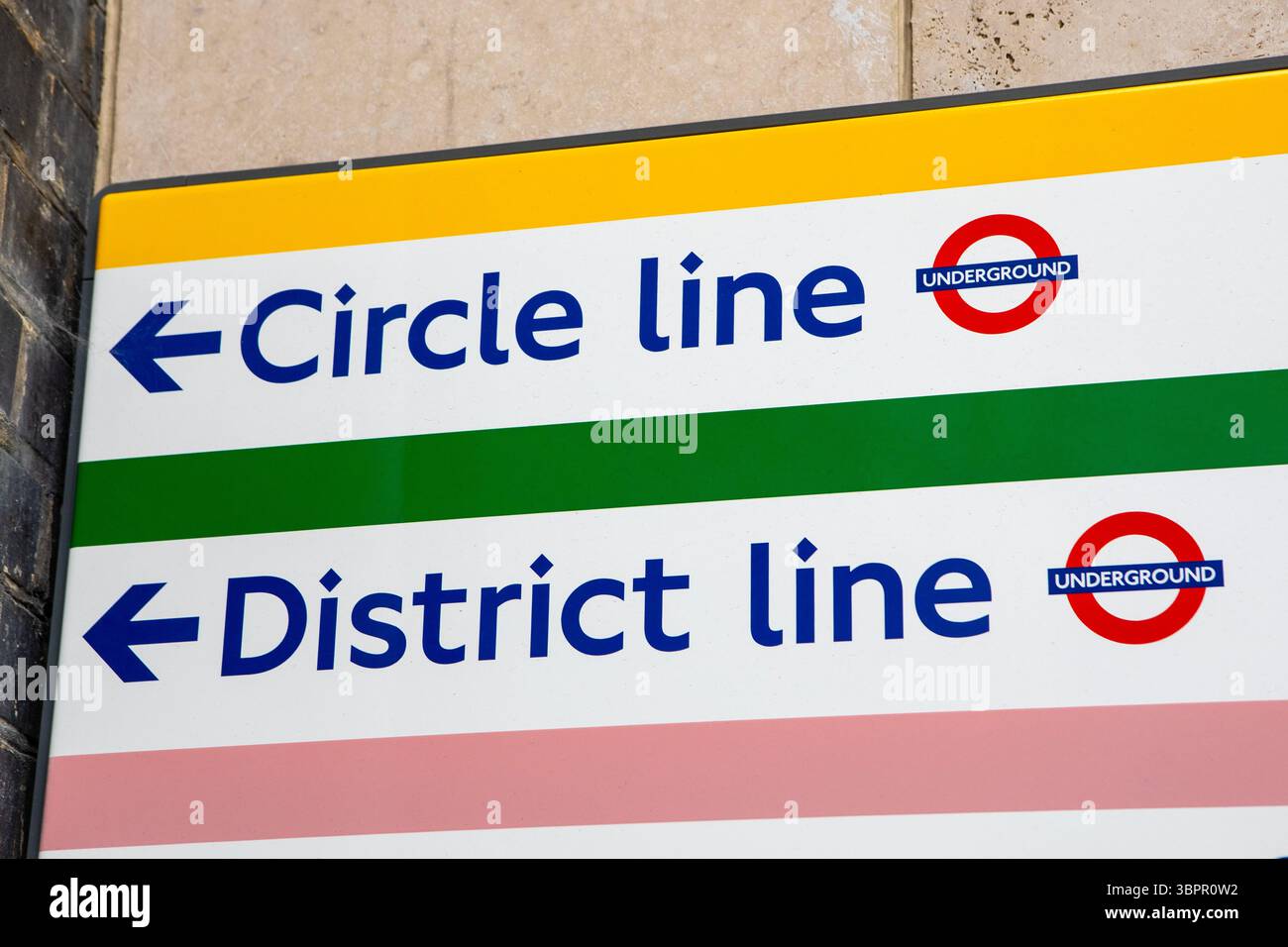 Londra, Regno Unito - 24 marzo 2025: Indicazioni stradali alla stazione di Paddington a Londra, che mostrano i pendolari sulla strada per la Circle Line e la District Line Foto Stock