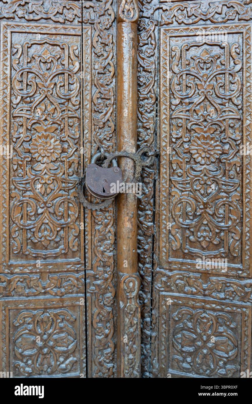 Una porta decorativa con una serratura al Mausoleo di Gur Amir a Samarcanda, Uzbekistan Foto Stock