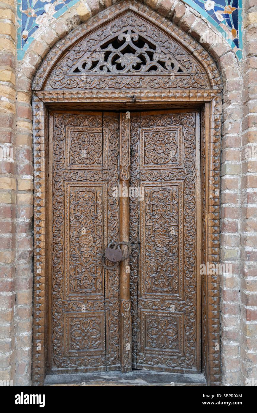 Una porta decorativa con una serratura al Mausoleo di Gur Amir a Samarcanda, Uzbekistan Foto Stock