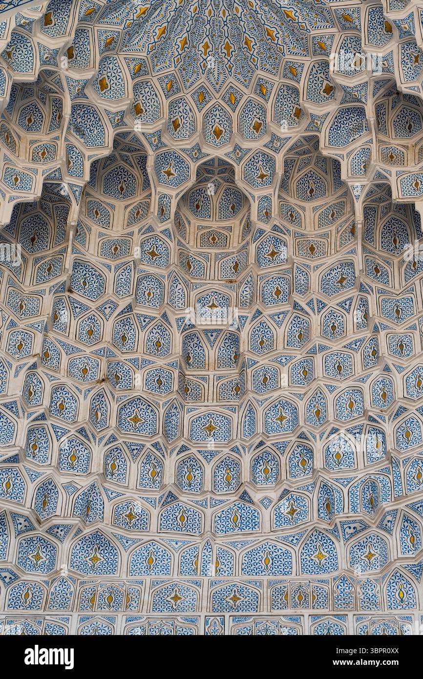 Profonda nicchia e variegata decorazione muqarnas nella Tomba di Gur-e Amir del mausoleo del Re del conquistatore turco-Mongo Timur, noto anche come Tamerlano a Samarkan Foto Stock