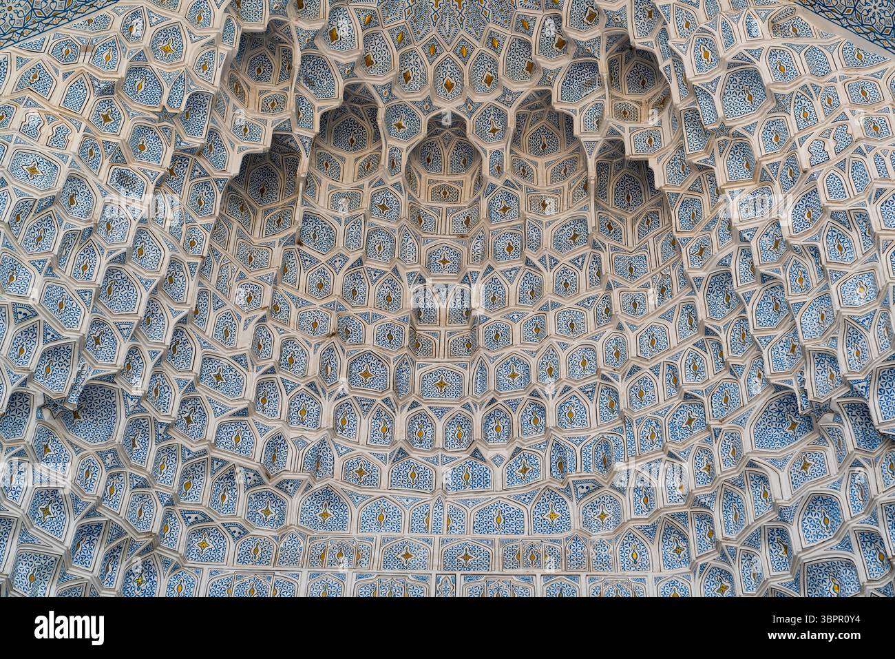 Profonda nicchia e variegata decorazione muqarnas nella Tomba di Gur-e Amir del mausoleo del Re del conquistatore turco-Mongo Timur, noto anche come Tamerlano a Samarkan Foto Stock