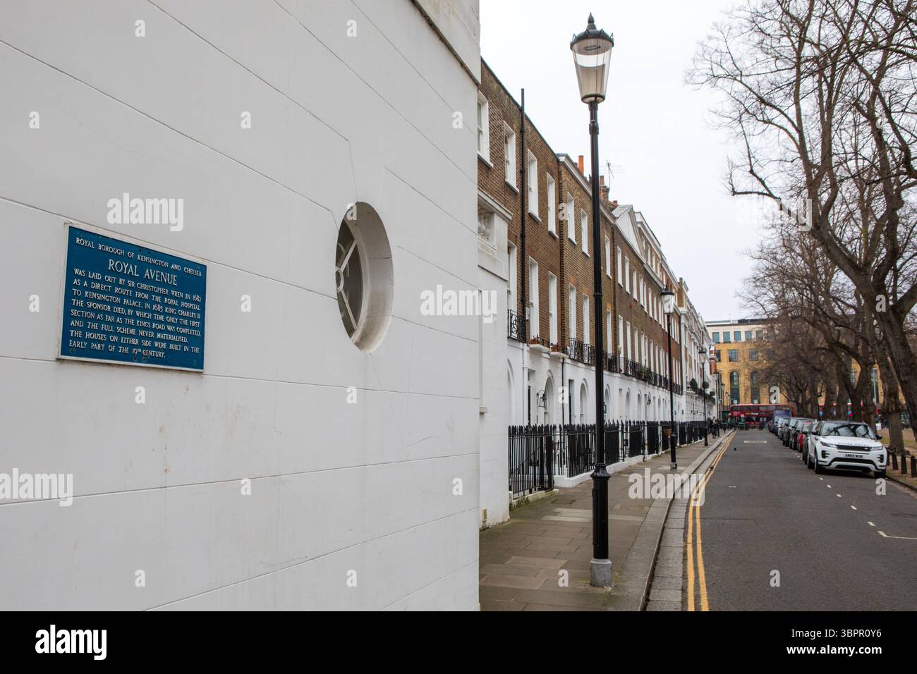 Londra, Regno Unito - 24 marzo 2025: Una targa alla Royal Avenue di Chelsea, Londra, che racconta la storia della strada. Foto Stock