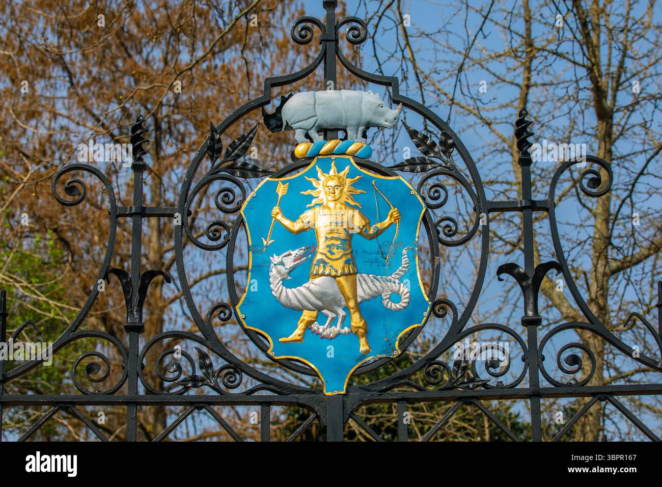 Londra, Regno Unito - 24 marzo 2025: L'emblema del Chelsea Physic Garden con lo stemma della Worshipful Society of Apothecaries, a Londra, Regno Unito. Foto Stock