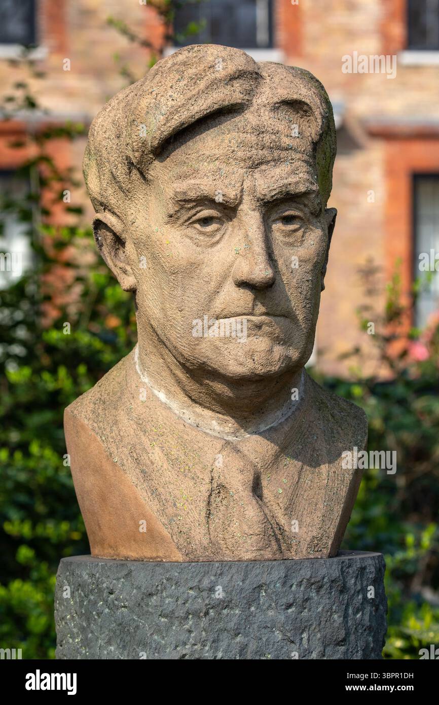 Un busto del famoso compositore Ralph Vaughan Williams, situato a Chelsea Embankment Gardens a Londra, Regno Unito. Foto Stock