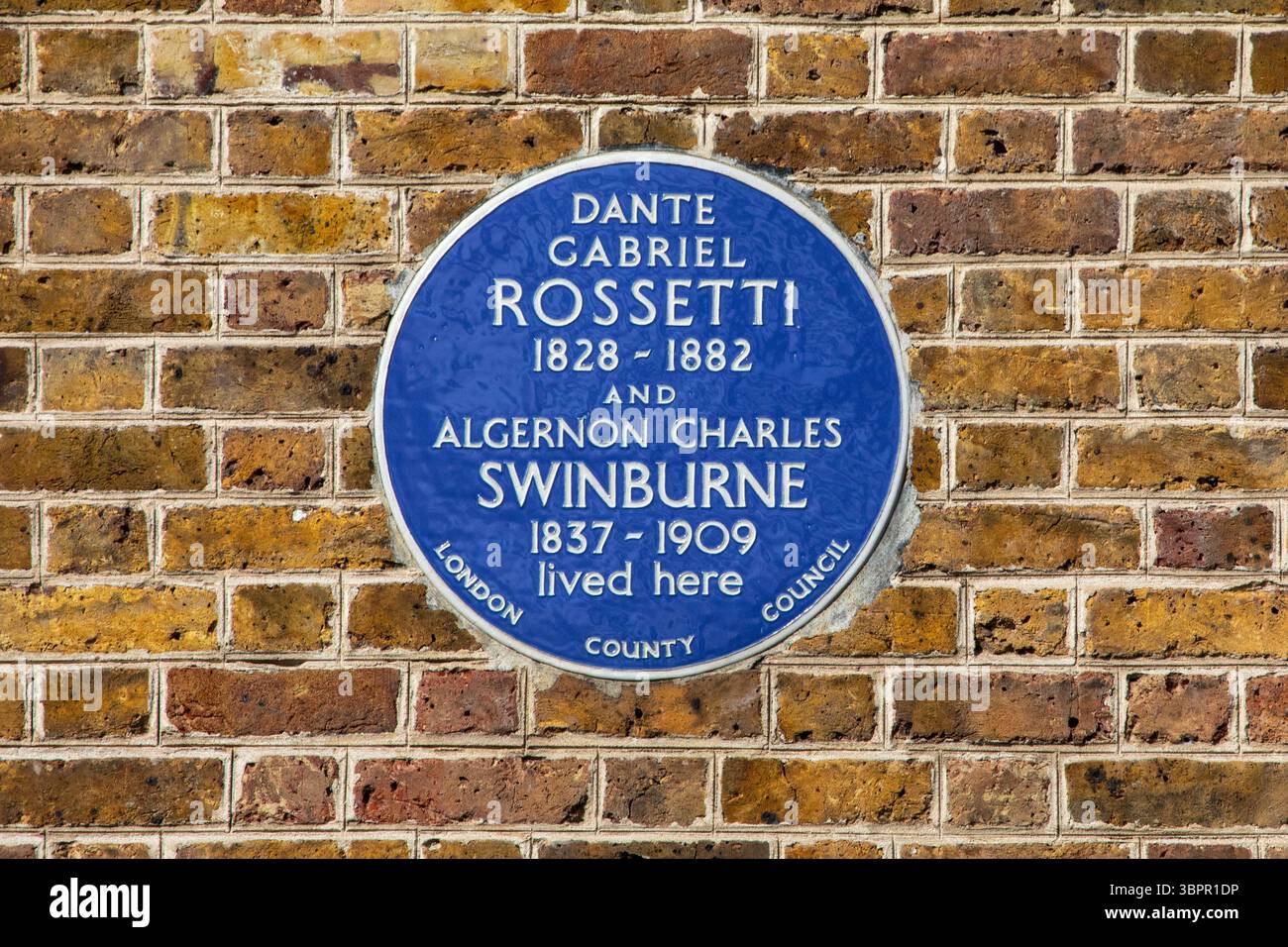 Londra, Regno Unito - 24 marzo 2025: Una targa blu sulla Cheyne Walk a Chelsea, Londra, Regno Unito, che segna dove i famosi poeti inglesi Dante Gabriel Rossetti e Alger Foto Stock