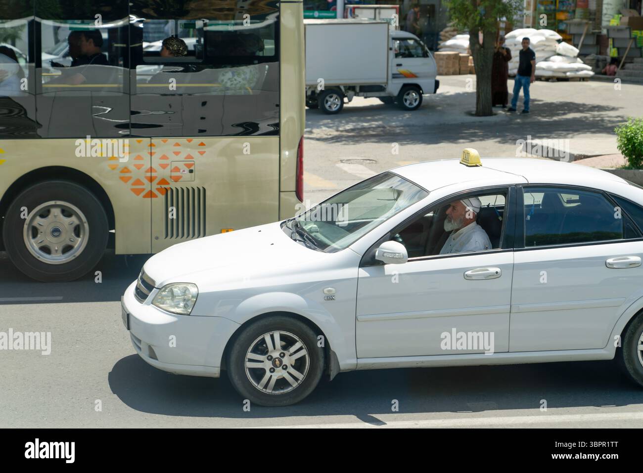 Samarcanda, Uzbekistan - 28 maggio 2025: Tassista uzbeko nel traffico Foto Stock