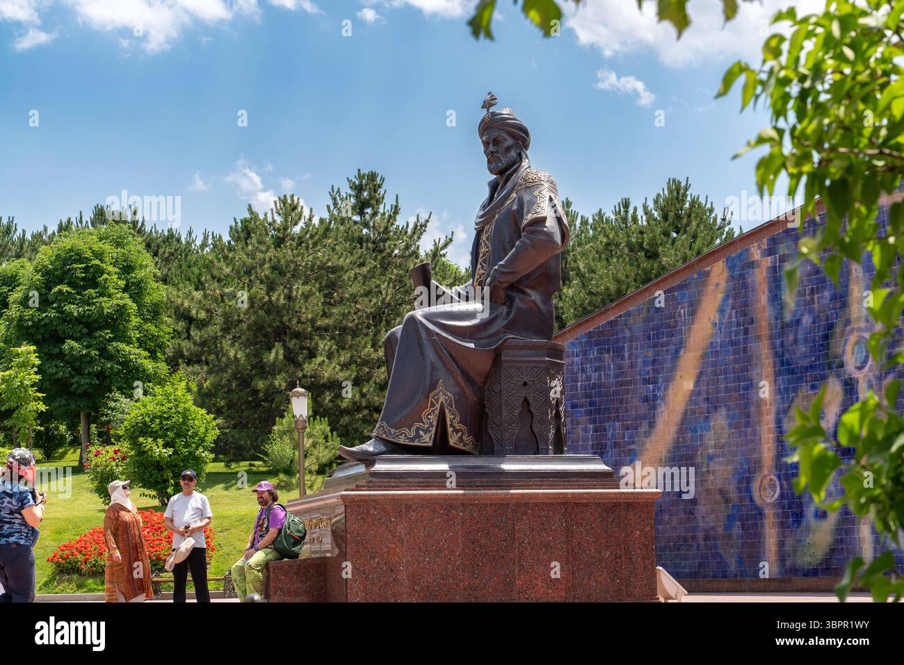 Samarcanda, Uzbekistan - 28 maggio 2025: Statua di Ulugh Beg all'Osservatorio di Ulugh Beg Foto Stock