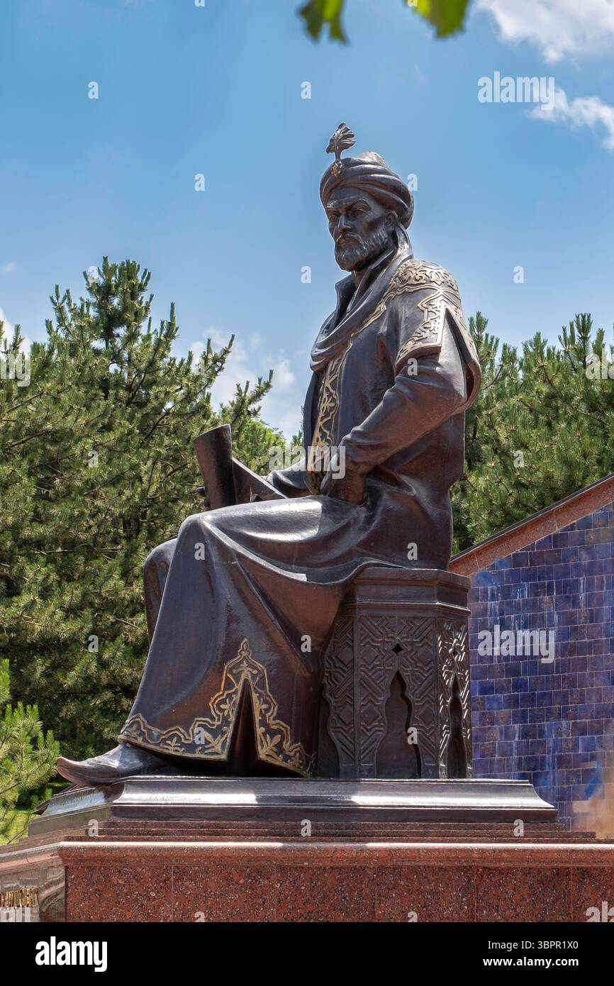 Samarcanda, Uzbekistan - 28 maggio 2025: Statua di Ulugh Beg all'Osservatorio di Ulugh Beg Foto Stock