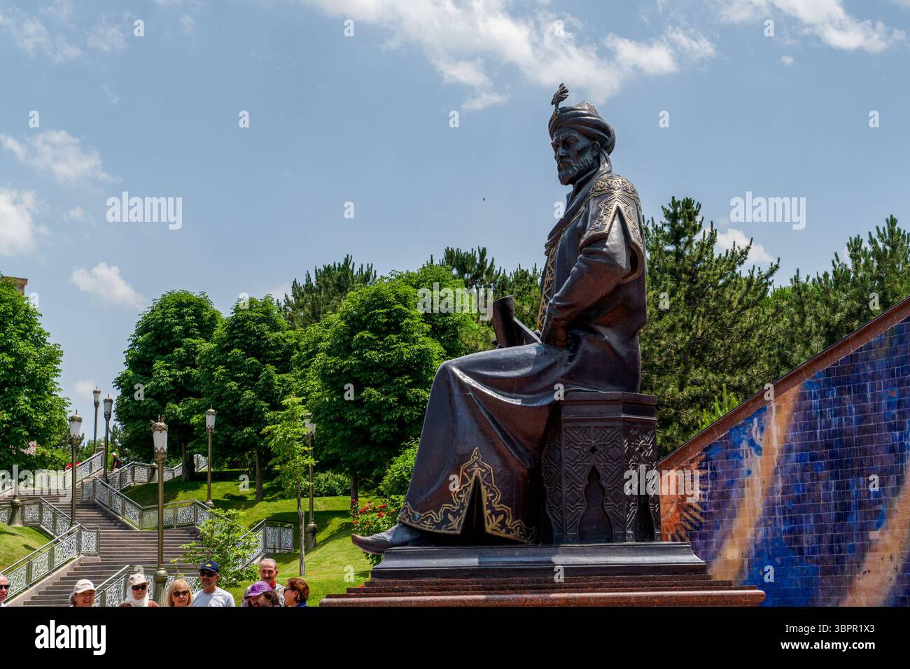 Samarcanda, Uzbekistan - 28 maggio 2025: Statua di Ulugh Beg all'Osservatorio di Ulugh Beg Foto Stock