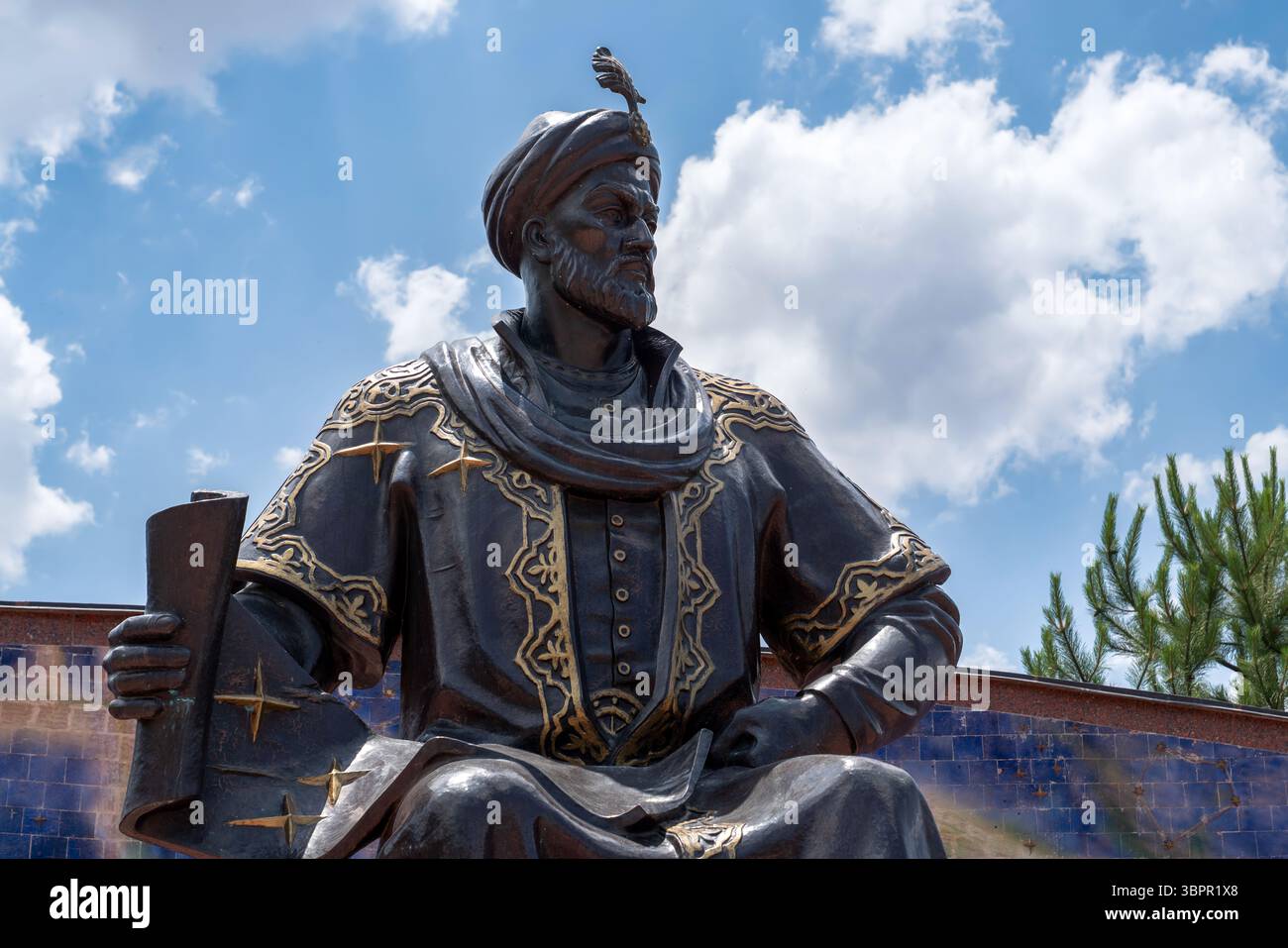 Samarcanda, Uzbekistan - 28 maggio 2025: Statua di Ulugh Beg all'Osservatorio di Ulugh Beg Foto Stock