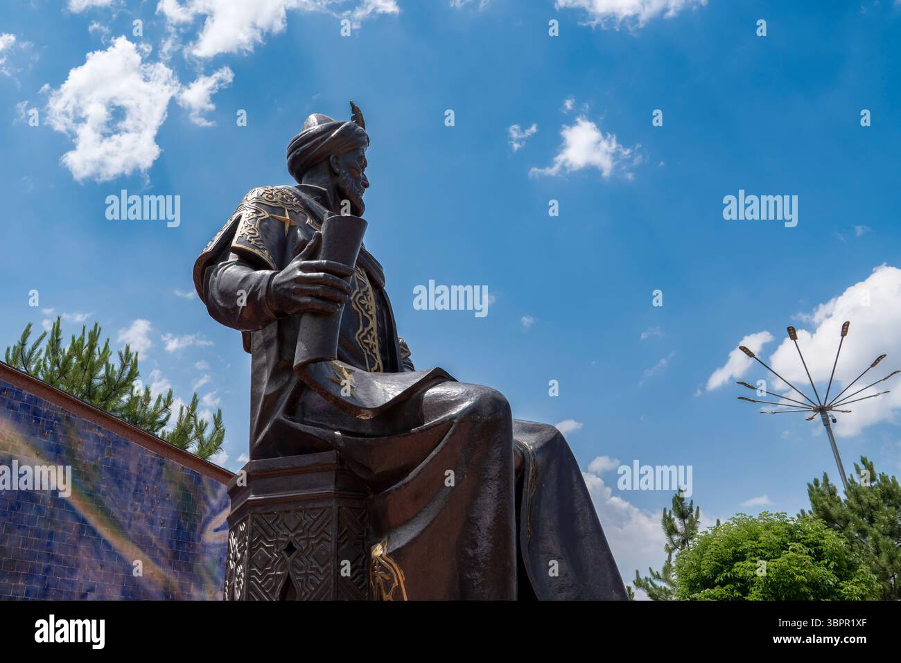 Samarcanda, Uzbekistan - 28 maggio 2025: Statua di Ulugh Beg all'Osservatorio di Ulugh Beg Foto Stock