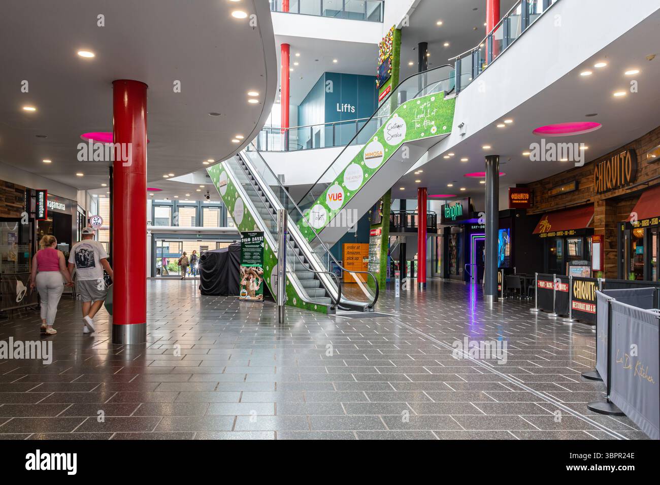 Vista interna del centro commerciale Atrium nel centro di Camberley, Surrey, Inghilterra, Regno Unito, con ristoranti Foto Stock